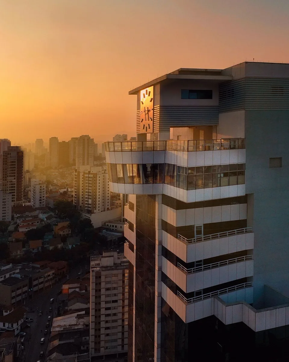 Edifício do Lassù Ristorante e a paisagem urbana ao pôr do sol