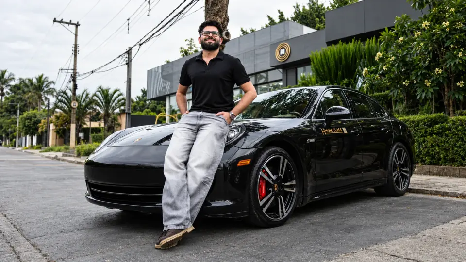 Participante com o Porsche preto em frente à High Class