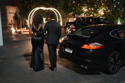 Casal junto ao carro durante a experiência com jantar