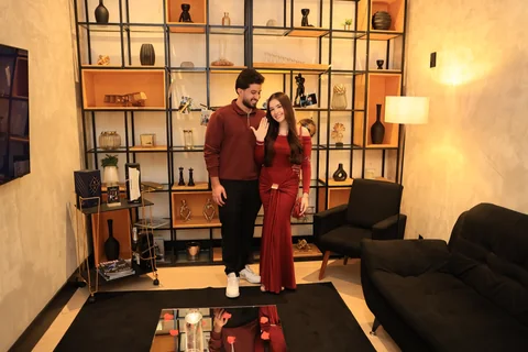 Casal recebido no lounge da High Class